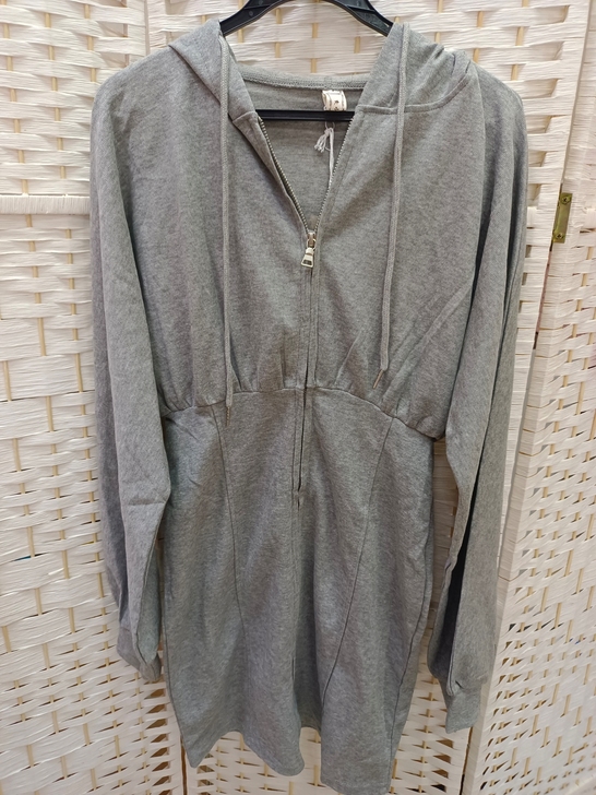 全新带吊牌，运动风连帽灰色裙子，163身高...