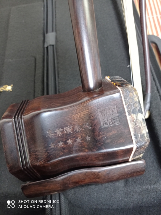 闲置的一把黑檀木二胡低价转让。托关系188...