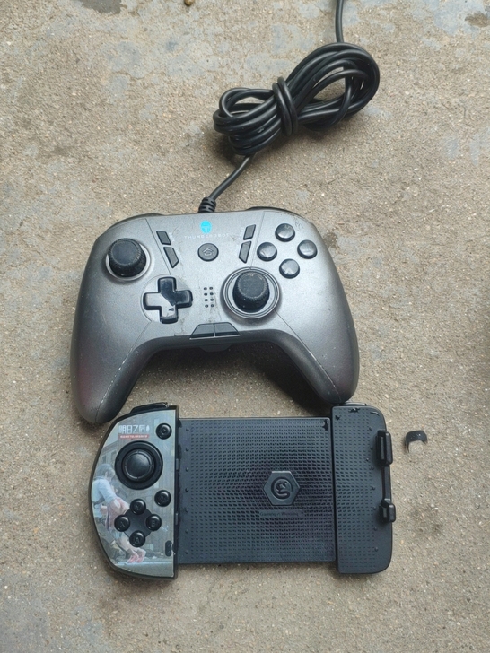 两个游戏手柄打包出，成色如图，功能不详，便...