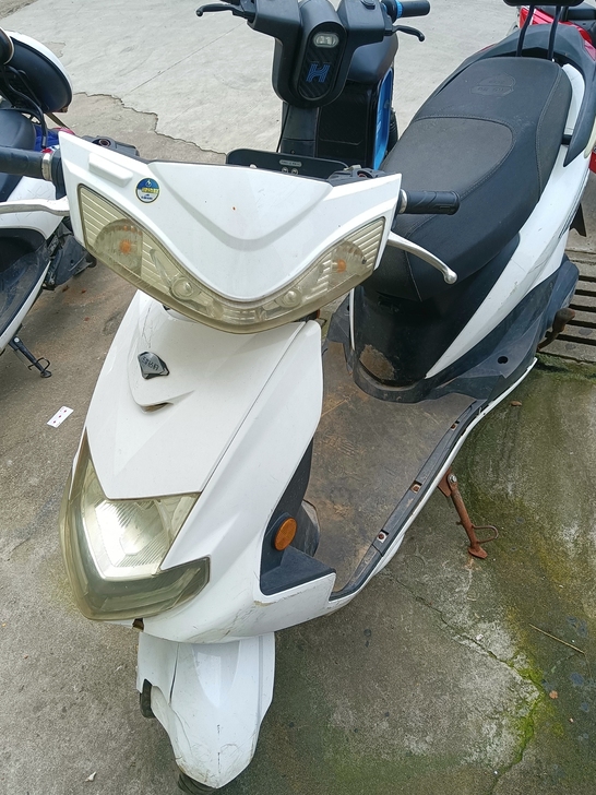 自己骑的五星钻豹白色电动车，5块电池。由于...