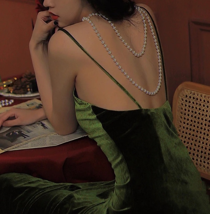 港风复古显白的v领绿色丝绒吊带裙气质年会度...