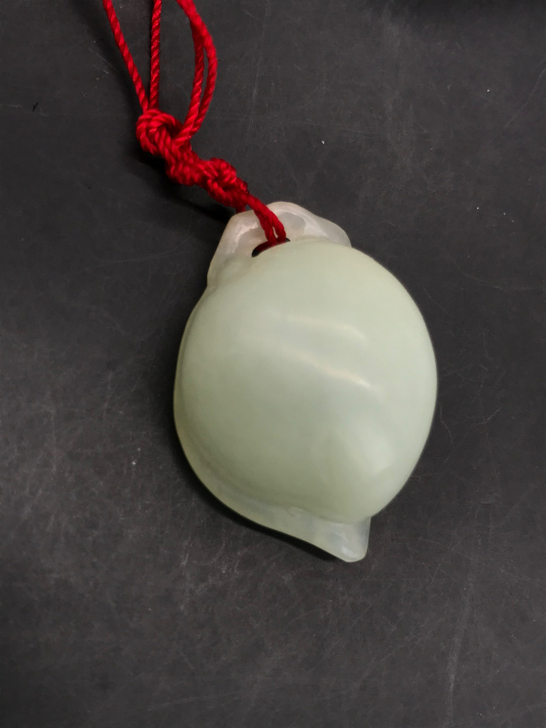 清朝和田白玉圆雕寿桃挂件一只