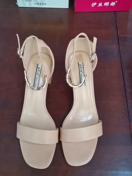 全新的,女士高跟鞋39码,带原包装盒子,一...