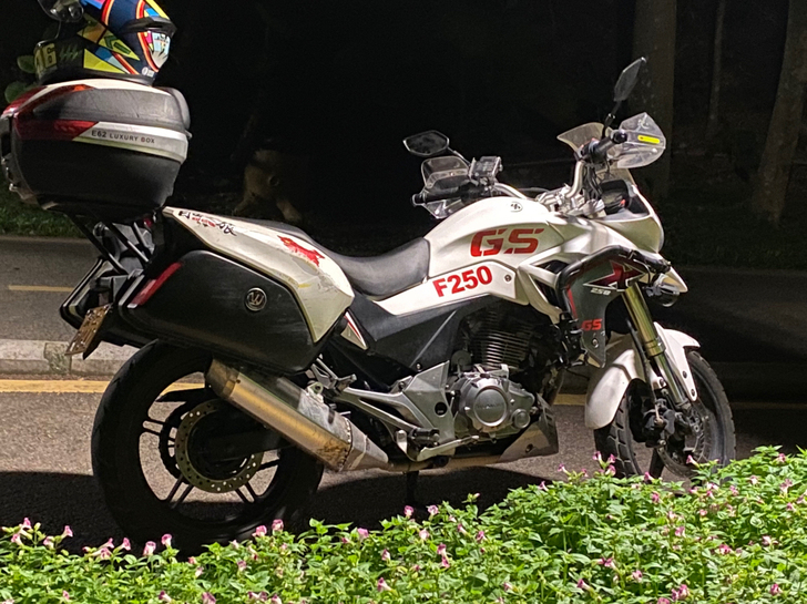 黄河自由拉力摩托车，张雪造的车，现在的凯越...