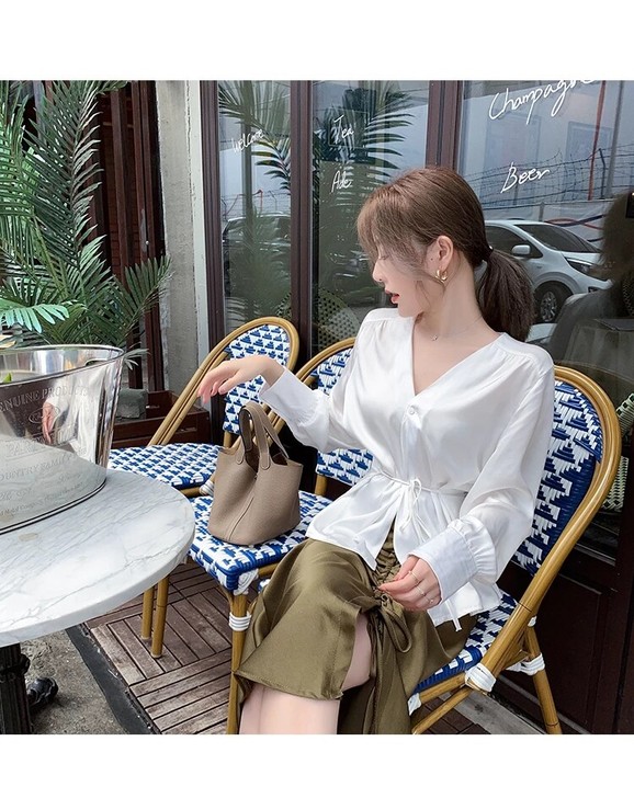 ByYou早秋洋气白色V领衬衫女2019新...