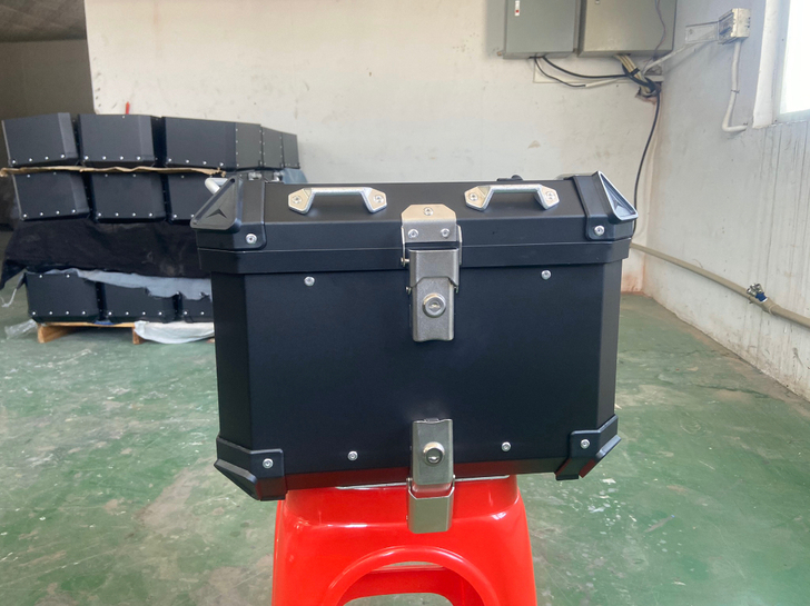 出售45l铝合金尾箱。en125有后货完美...