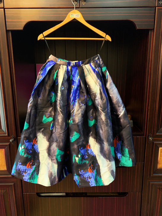 蓬蓬裙,超级蓬,很厚实,适合秋天穿。M码。...