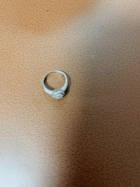 钻石戒指 中间大钻 其余小钻  戒圈G75...