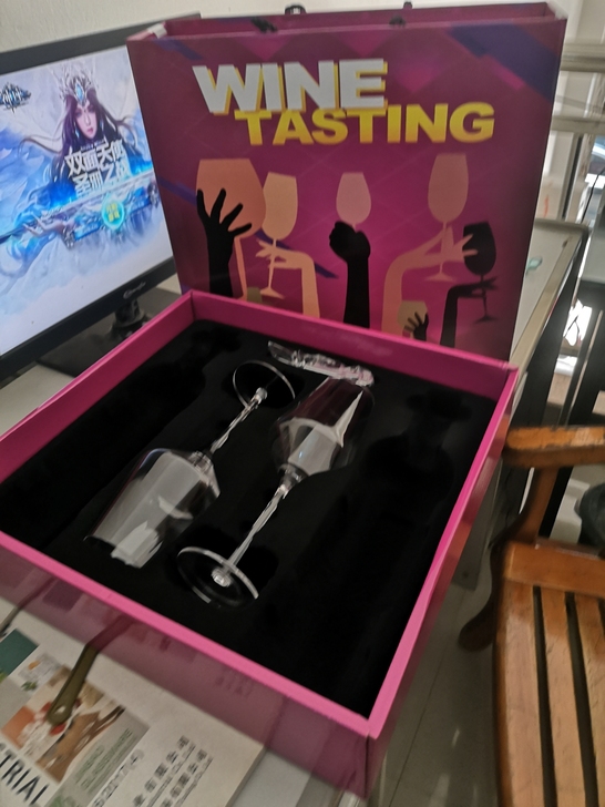 亏本出售酒杯礼盒，礼盒可放两个红酒杯，两瓶...