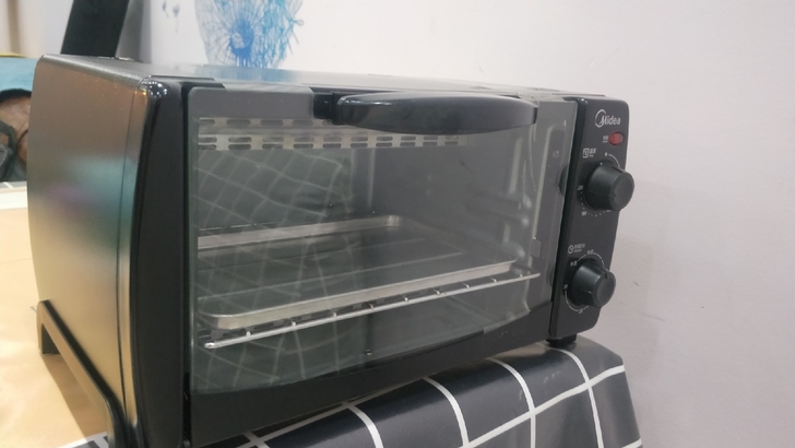 美的电烤箱，750瓦。家里又置换一台大滴，...