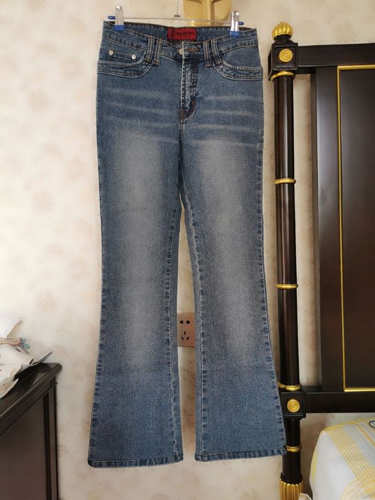 牛仔裤女全新全新牛仔裤，妈妈给买的我不是很...