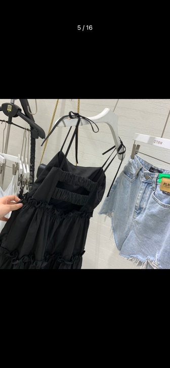 黑色吊带露背裙子海边