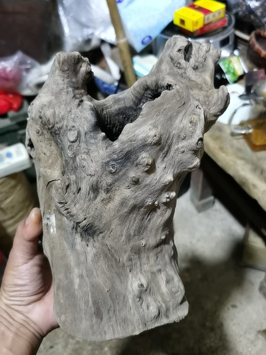 老木头一个，可做个底板笔筒插花器。老物件避...