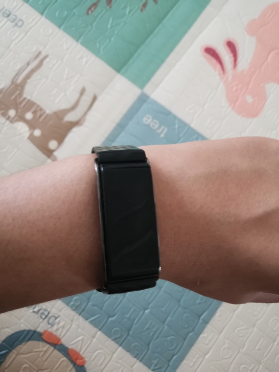 荣耀A2手环，当时喜欢买来的，基本功能都有...