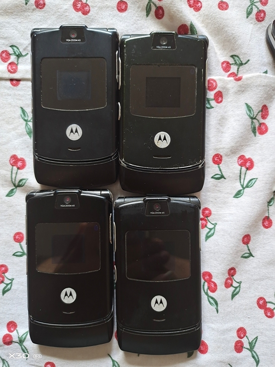 摩托罗拉v3,故障机配件机,具体故障看标签...