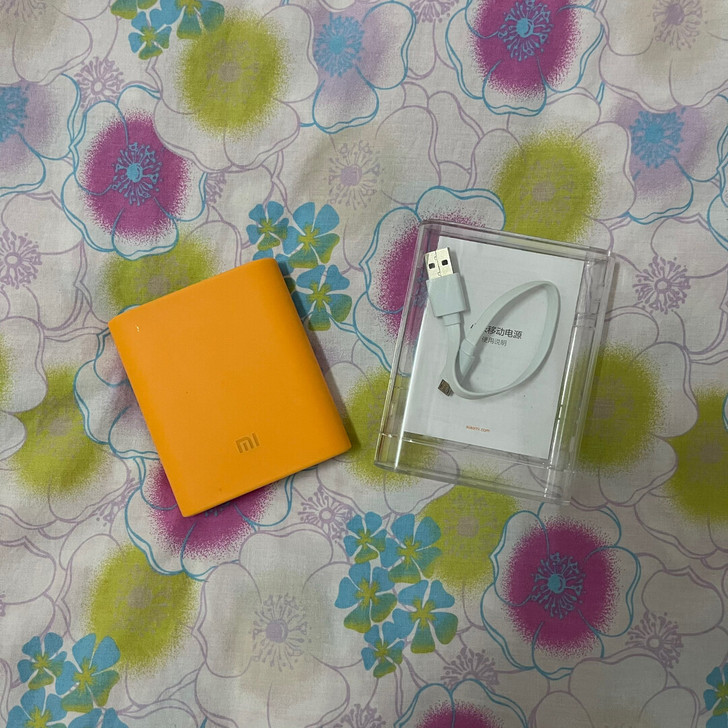 小米：移动电源/充电宝。