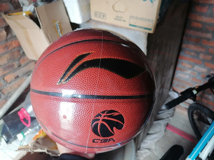 篮球，李宁CBA篮球，全新未拆封，塑封膜还...