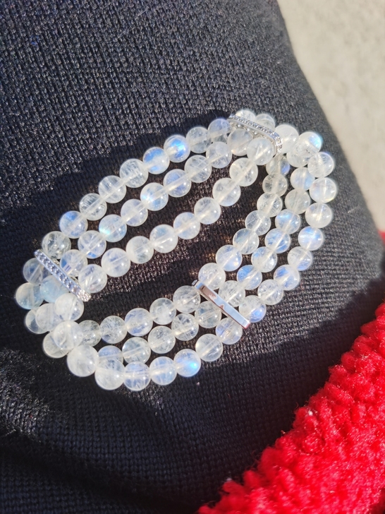 斯里卡兰月光石手排。3圈手串。颗颗都有蓝光...