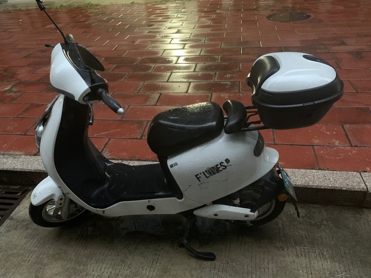 爱玛电动车 锂电池！直接拿回家充电很方便！