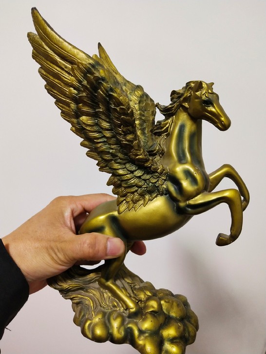 老飞马摆件可能是树脂的，重2斤6两，翅膀断...