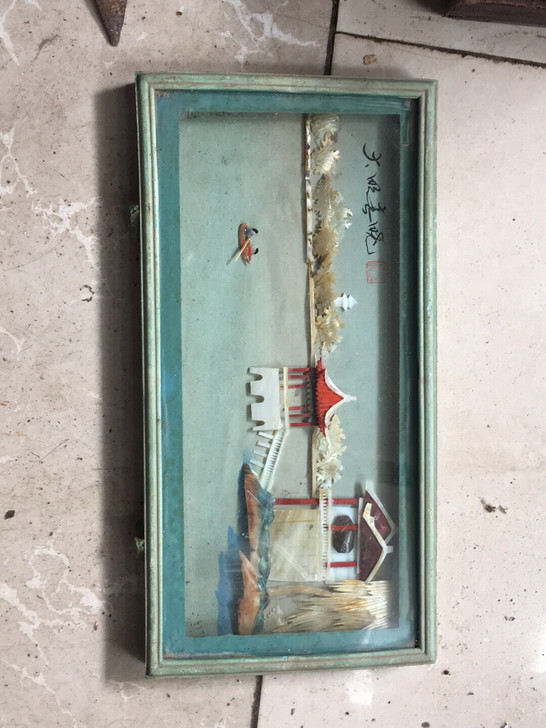 老贝壳画。 老物件装饰怀旧复古民俗。木石雕...