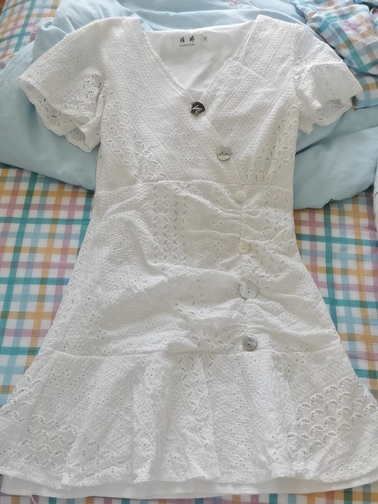 裙子买了回来家试了下，胸部太小，穿不得！当...