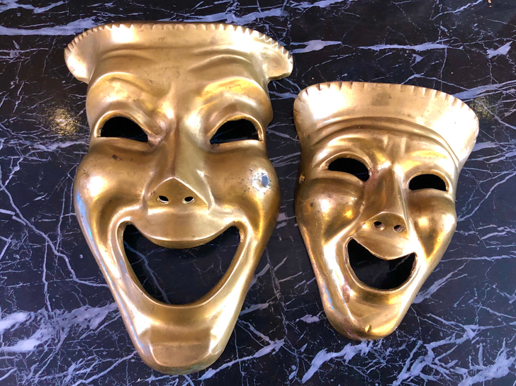 【藏品名称】：铜面具挂具两个