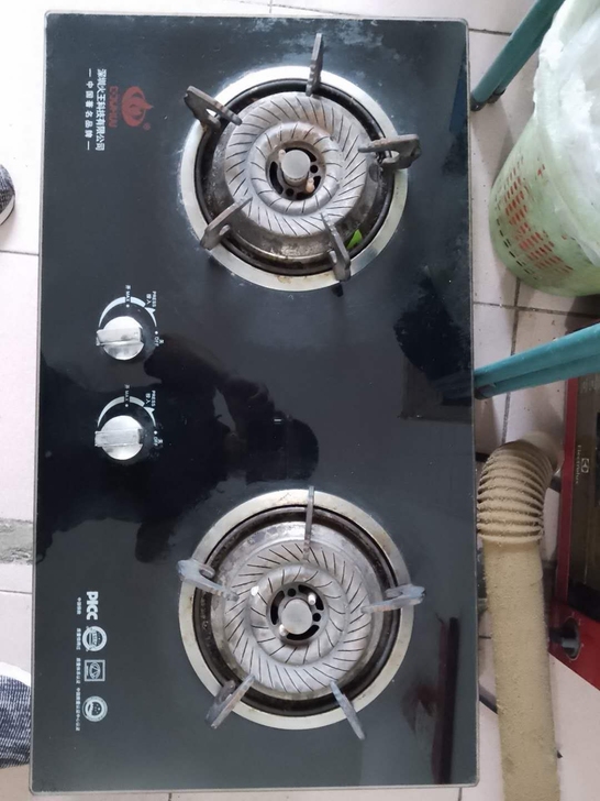 燃气灶，八成新，限同城自提。