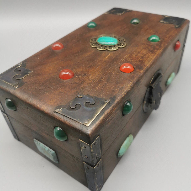 古玩铜器收藏，木制镶嵌宝石首饰盒，器型厚重...