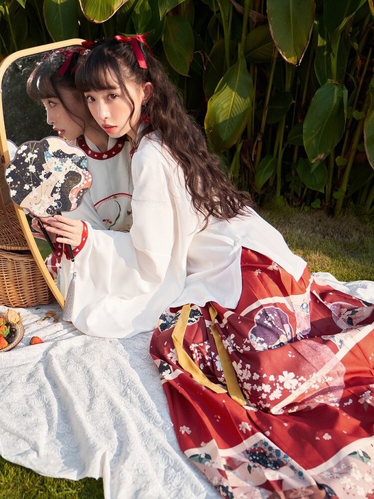 十三余小豆蔻儿[云梦月升]绣花圆领短衫百迭...