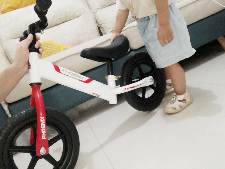 全新凤凰牌的平衡车 适合3岁以上骑