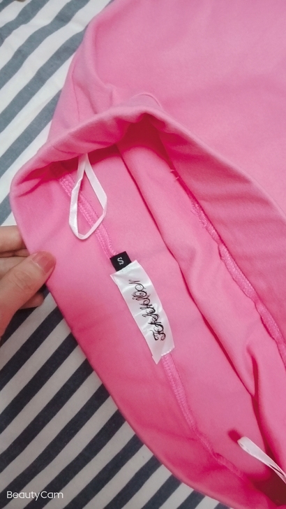 粉色小码包臀裙。前短后长。开叉。