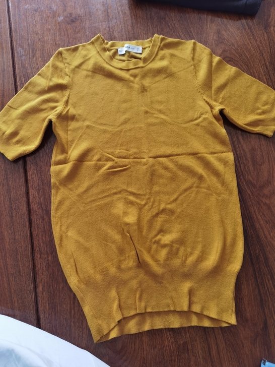 zara姜黄色短袖线衣女士、折痕是压的、不...