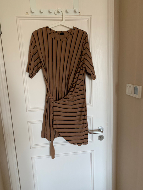 zara不规则港风条纹连衣裙，上身显瘦又时...