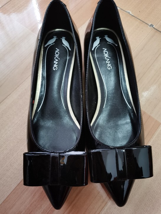 奥康全新35码单鞋，带一点坡跟