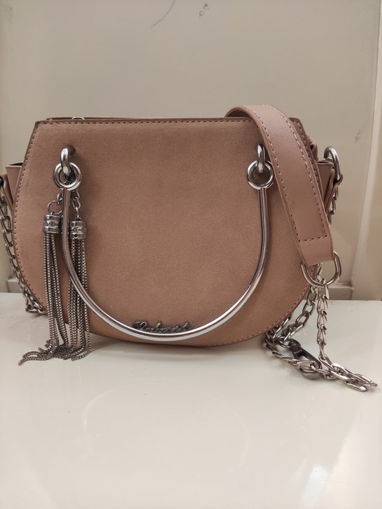 藕粉色链条女包,可单肩,可手拎。