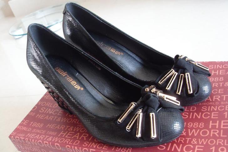 佰纳专柜正品坡跟铆钉牛皮黑色单鞋36码