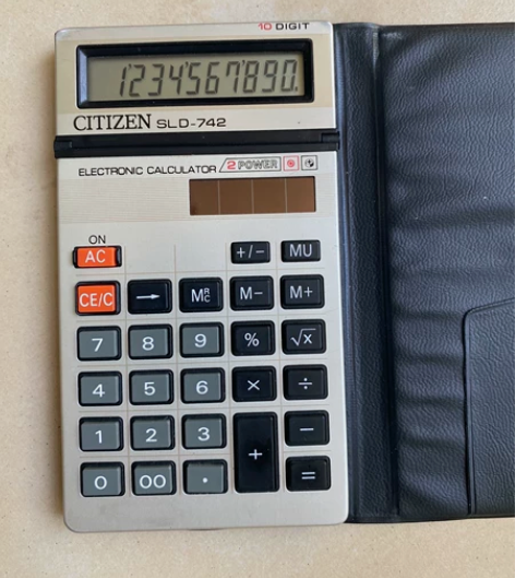 由西铁手表公司生产的计算器，光显和电池双电...