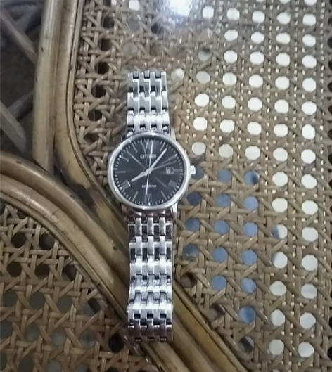 2020年购买的西铁城光能石英表，八成新。...