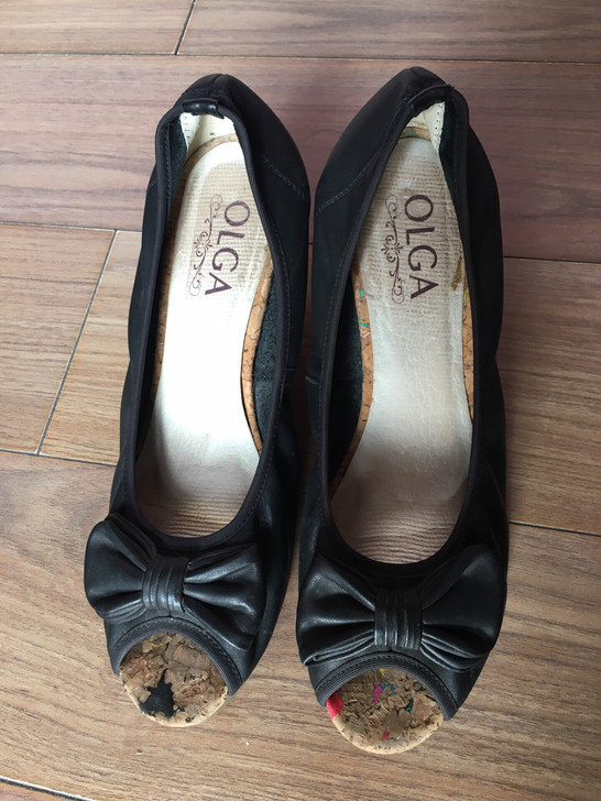 羊皮女鞋黑色羊皮女鞋单鞋，坡跟，跟高约6厘...