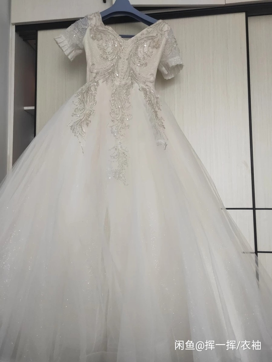 齐地香槟色短袖婚纱，亮片很闪，做工细致，上...