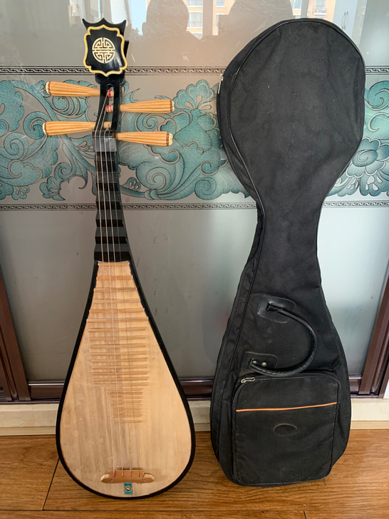 出二手:上海牡丹牌琵琶一把,学生大学上课时...