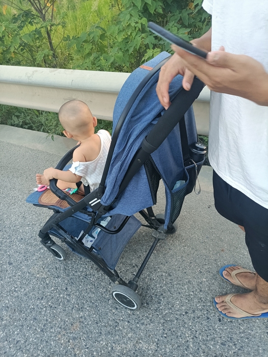 凤凰婴儿车,可躺可坐,折叠后可拉行