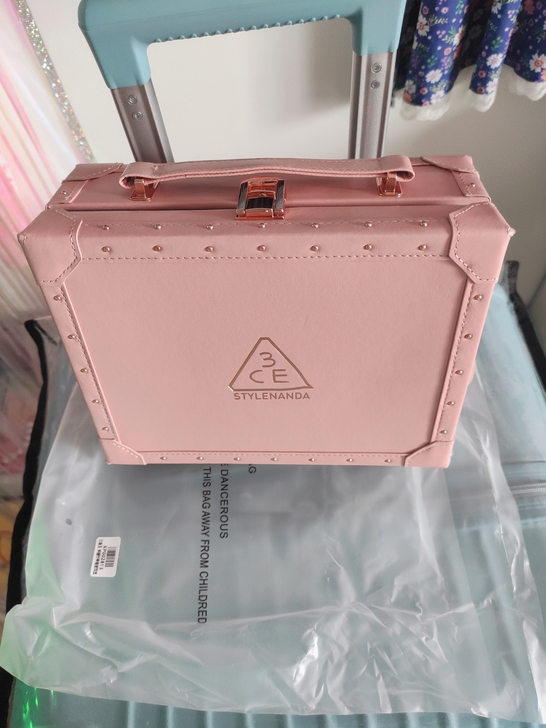 3ce粉色首饰盒，粉色旅行箱。