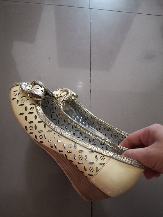 西屋名村鱼嘴坡跟单鞋女鞋，九成新，闲置处理...