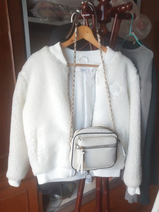 zara斜挎包女白色,没背过一直放着有一点...