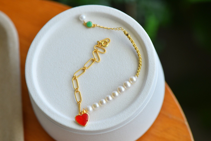 原创古法金设计款，这是带着时尚元素的，比较...