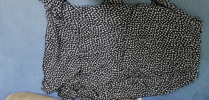 波点半身裙，蛋糕层的，雪纺料子的穿过几次，...