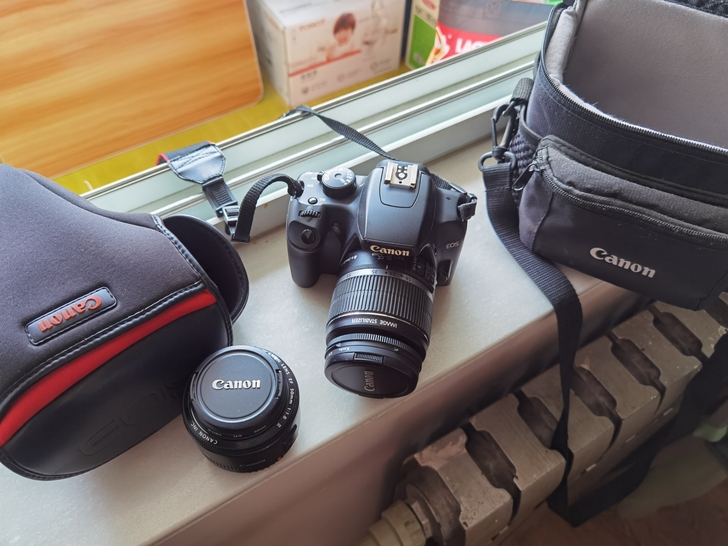 佳能1000D  功能完好  带一只定焦头...