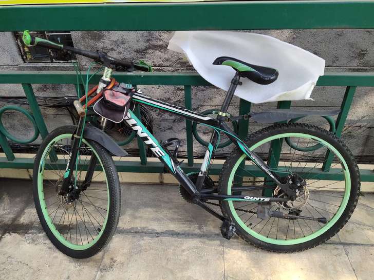 全新山地车，未拆封，自己组装。左图是同款拼...